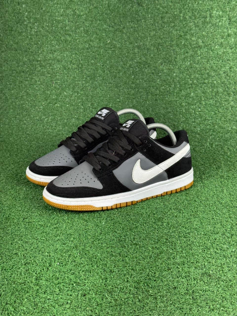 Nike SB Dunk Low “Cinza/Preto/Branco”
